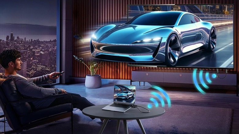 Мужчина смотрит телевизор в машине