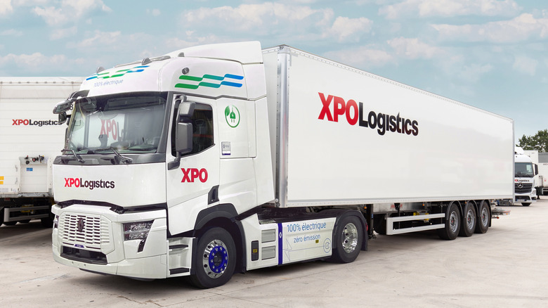 Электрический полуприцеп Renault с прицепом XPO Logistics, вид спереди в 3/4