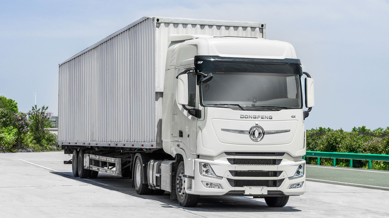 Полуприцеп Dongfeng припаркован на дороге