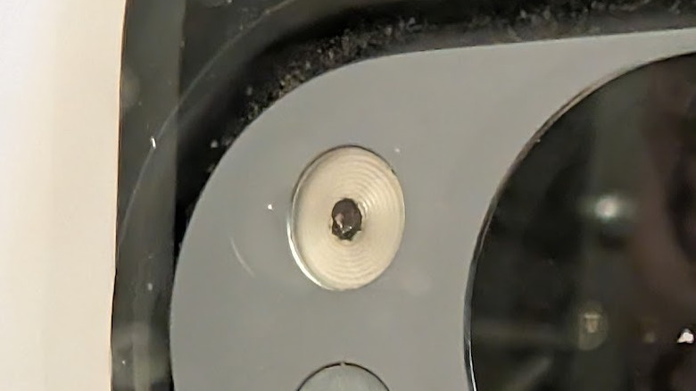 Увеличенный снимок Pixel 10 Pro со сгоревшей линзой вспышки