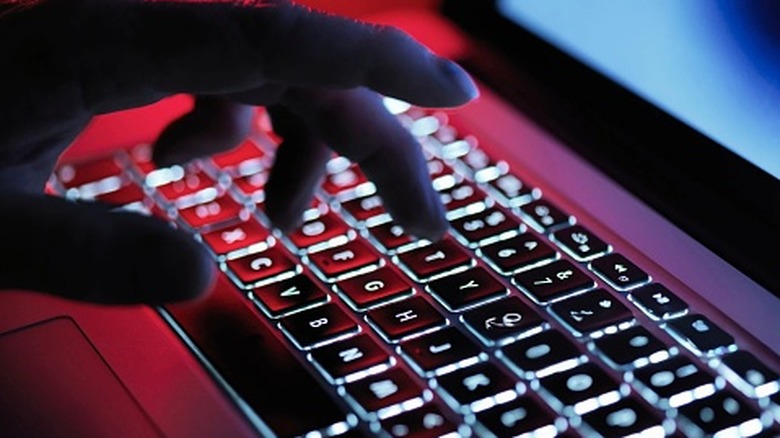 Человек, печатающий на клавиатуре ноутбука