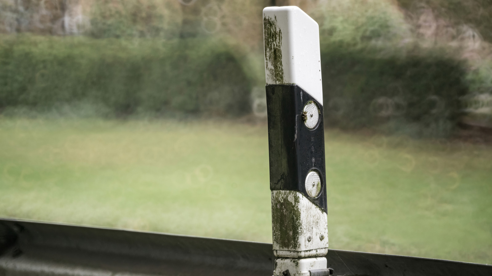 Для чего нужны эти оранжевые столбы со светоотражающими полосами, украшающие дорогу?