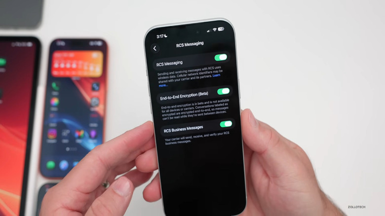 Аарон держит iPhone с настройками сквозного шифрования RCS.