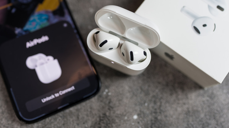 пара AirPods в процессе сопряжения с iPhone