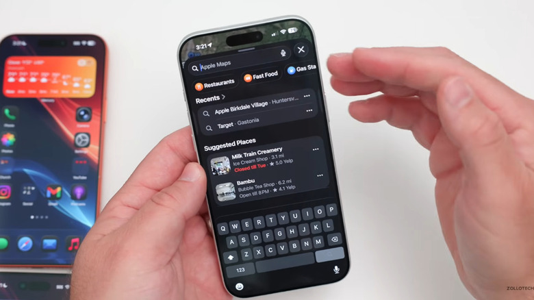 Аарон использует рекомендуемые места Apple Maps