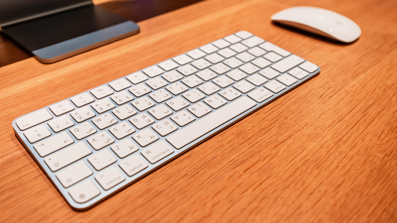 Волшебная клавиатура и мышь на рабочем столе перед компьютером