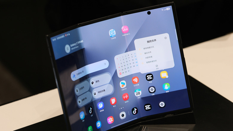 Galaxy Z TriFold на дисплее