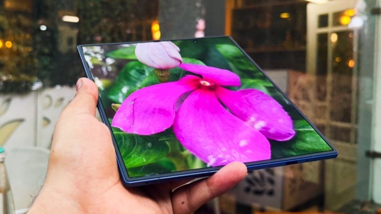 Рука держит разложенный Samsung Galaxy Z Fold 7