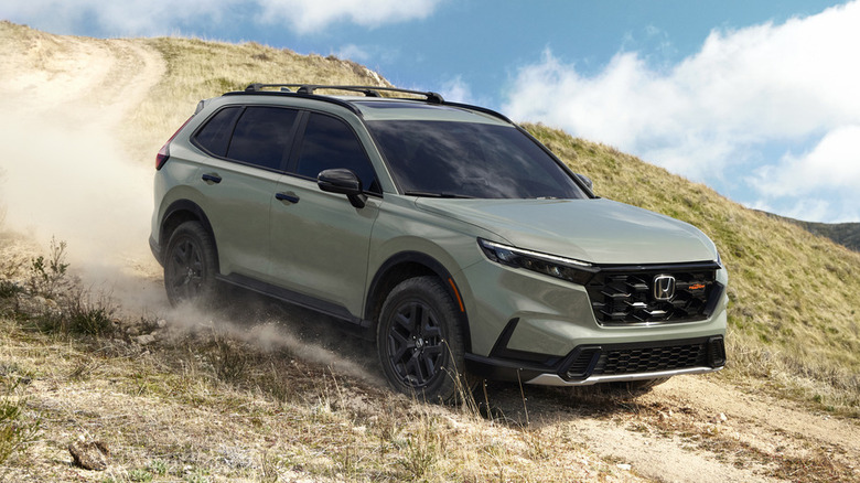 Мшисто-зеленый Honda CR-V TrailSport 2026 года выпуска на грунтовой дороге