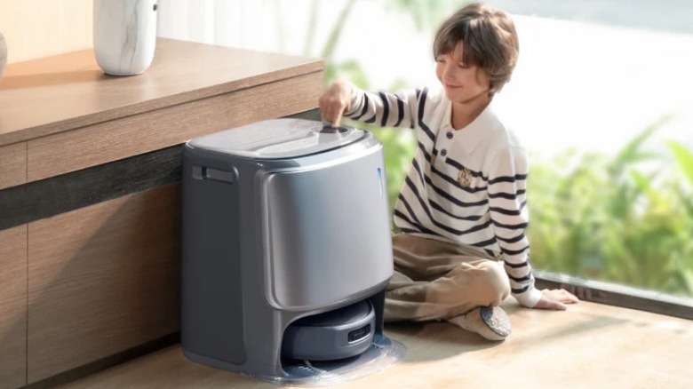 Ребенок трогает робот-пылесос и швабру Narwal Freo Z10 Ultra