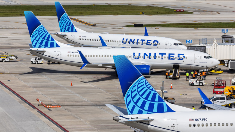 Самолеты United Airlines на взлетно-посадочной полосе