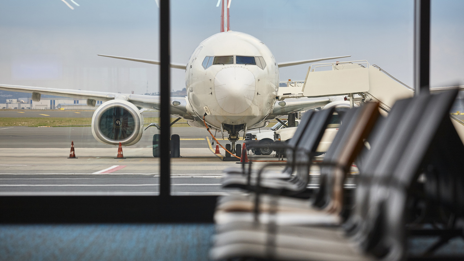 Новые сборы ударили по пассажирам крупных авиакомпаний, поскольку цены на топливо продолжают расти