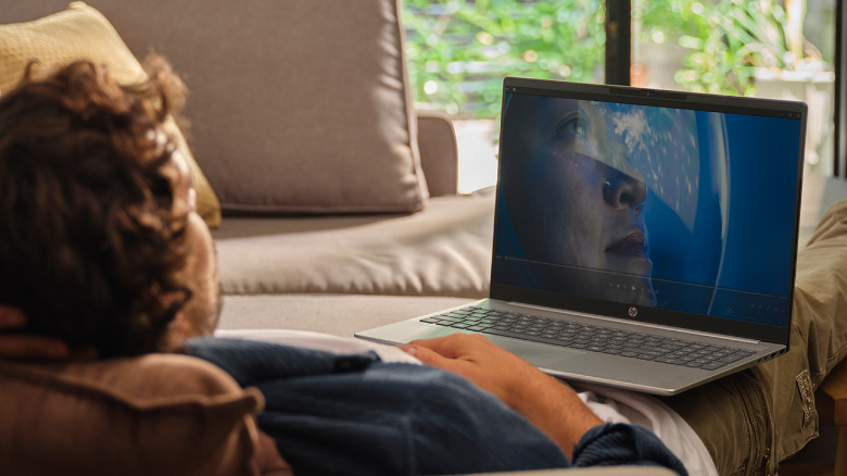 Человек смотрит фильм на HP OmniBook 5.