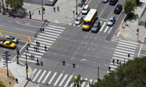 Законно ли менять полосу движения на перекрестке или можно ли получить за это штраф?