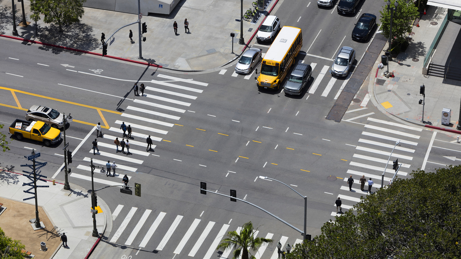 Законно ли менять полосу движения на перекрестке или можно ли получить за это штраф?