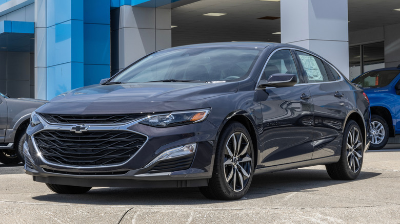 Шевроле Малибу 2025 года в автосалоне