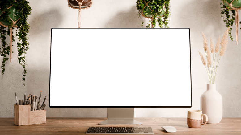 Монитор компьютера с белым экраном на столе