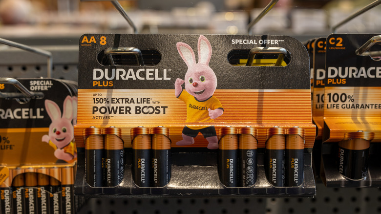 Батарейки Duracell на витрине в магазине