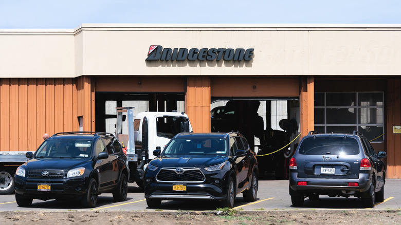 Автомобили возле шиномонтажа Bridgestone