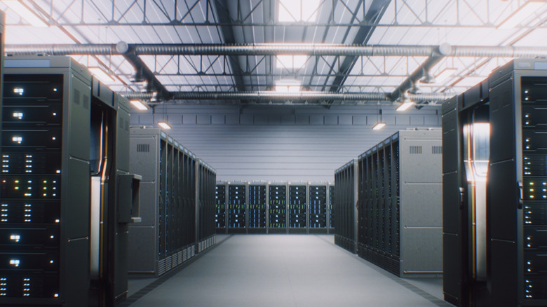 Суперкомпьютер и серверная стойка на неизвестном объекте.