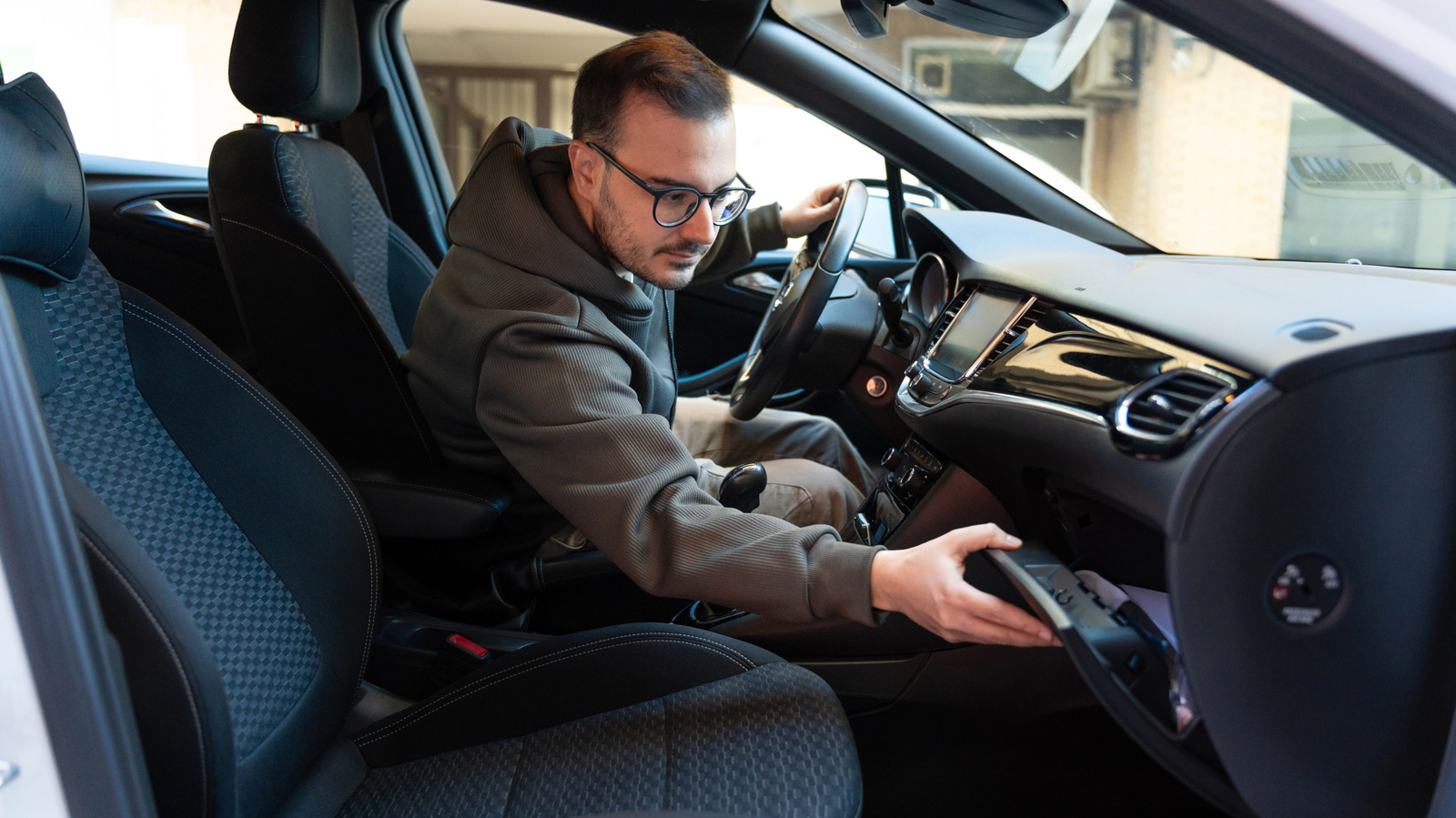 6 вещей, которые никогда не следует хранить в бардачке автомобиля