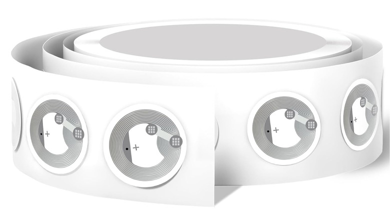 На экране отображается рулон стикеров NFC.