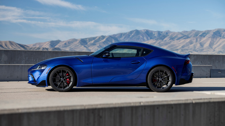 Боковой профиль Toyota Supra 2026 года.