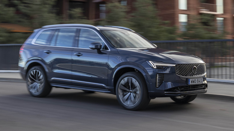 Volvo XC90 на ходу по городу, вид спереди 3/4