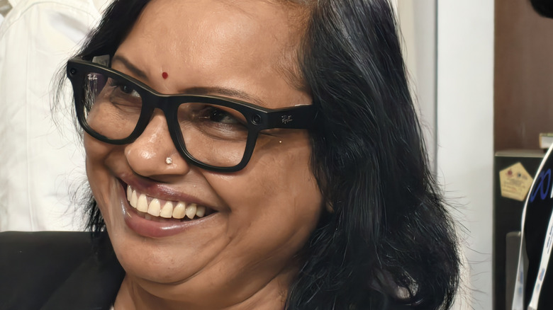 Человек в очках Meta Ray-Ban.