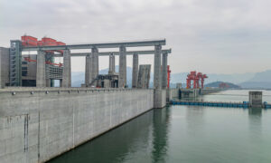 Да, в Китае есть огромный корабельный лифт — и вот как он работает