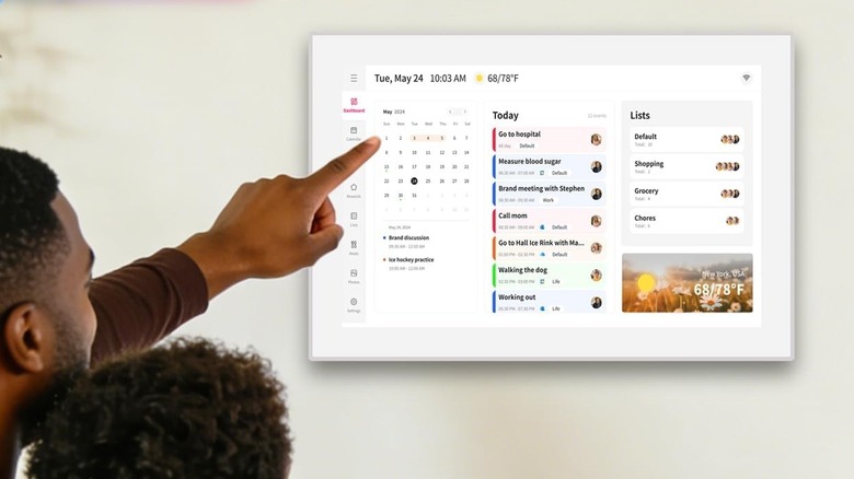 Мужчина использует настенный цифровой календарь