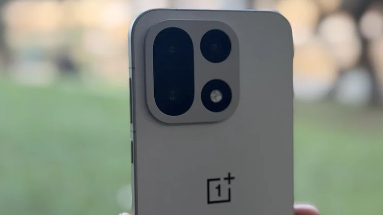 Крупным планом задняя часть OnePlus 15 с акцентом на модуль камеры.