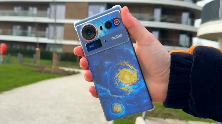 Рука держит Nubia Z80 Ultra на открытом воздухе