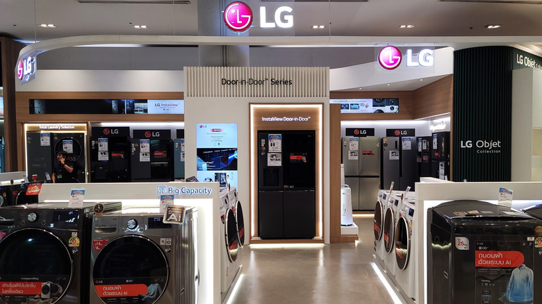 На фото техника LG в торговой обстановке.