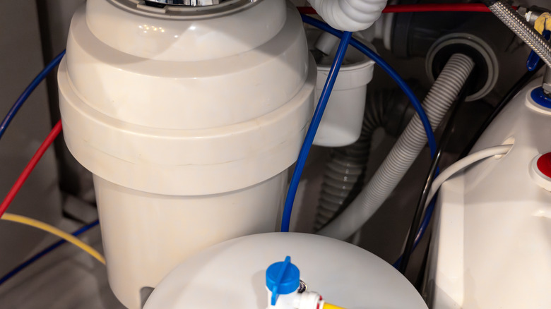 Крупный план кухонной системы удаления мусора.