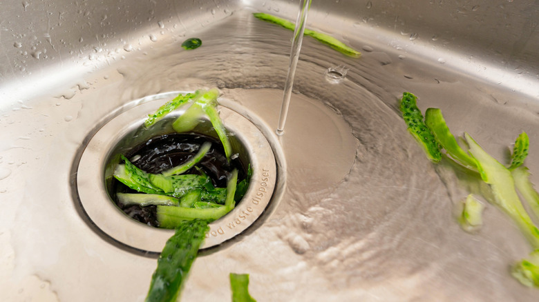 Остатки еды смывают в раковину в мусоропровод.