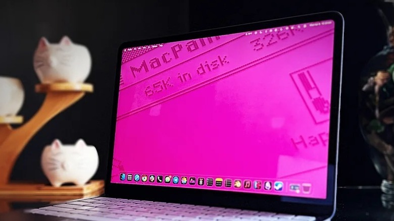 Открытый Apple MacBook Neo на столе