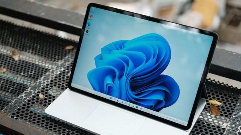 Ноутбук Microsoft Surface на столе