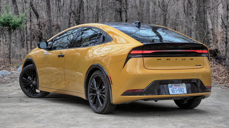Toyota Prius PHEV 2026 года, вид сзади в 3/4