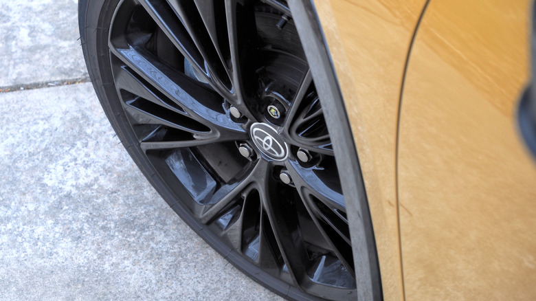 Toyota Prius PHEV Nightshade Edition 2026 года с 19-дюймовыми черными легкосплавными дисками