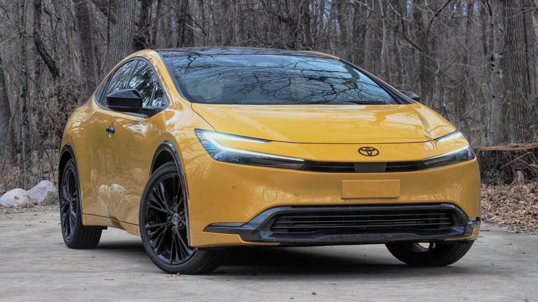 Toyota Prius PHEV 2026 года, вид спереди