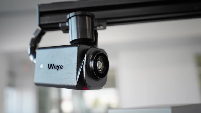 Установленный компонент системы проверки транспортных средств UVeye.