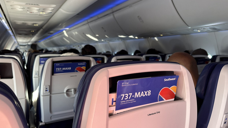 Глядя вперед в салоне пассажирского самолета Southwest Airlines