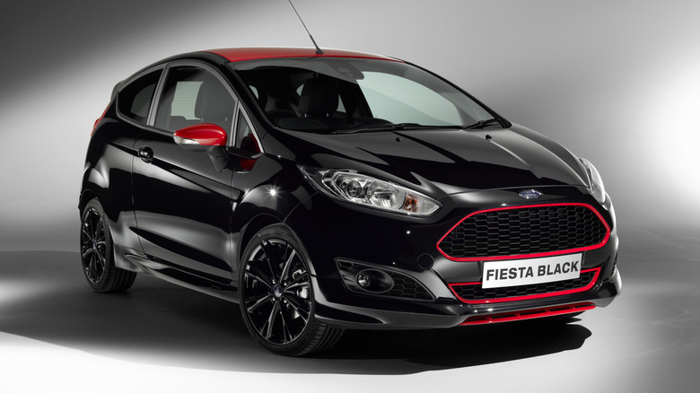 Ford Fiesta 1.0 2014 года на сером фоне, вид спереди справа в 3/4
