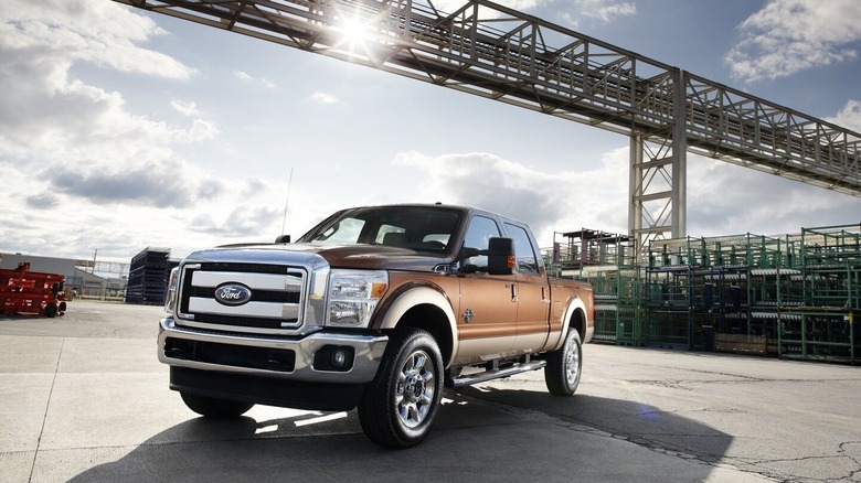Ford F-350 Super Duty 2011 года на стройке, вид спереди слева в 3/4