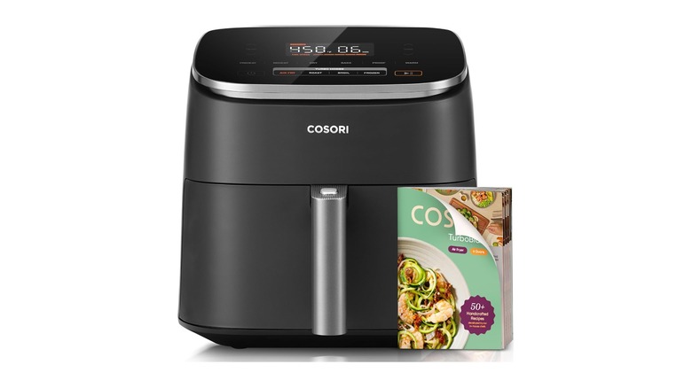 Фото черной фритюрницы с кулинарной книгой