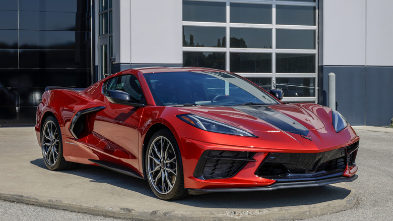 Chevrolet C8 Corvette припаркован перед гаражом, вид спереди справа в 3/4