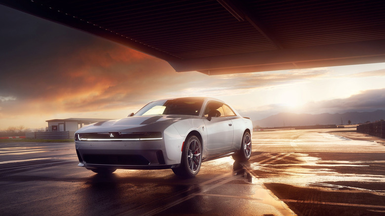 Dodge Charger 2024 года на закате, вид в 3/4 спереди слева