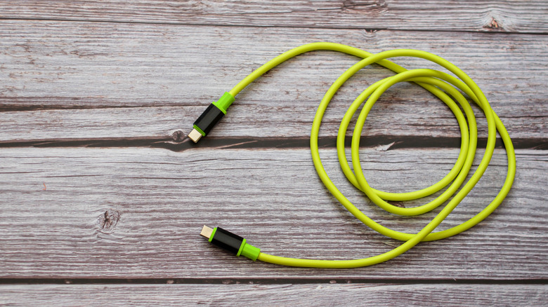 Кабель USB-C — USB-C на деревянном фоне