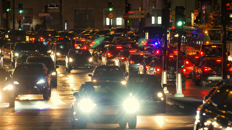 Автомобили перемещаются по трафику с помощью зеленых светофоров